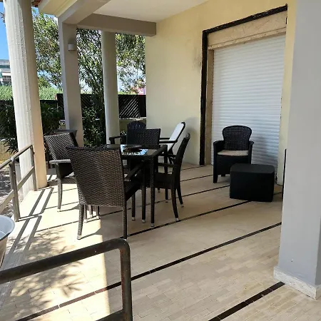 بيت ضيافة Comforthouse Lavilla 3*